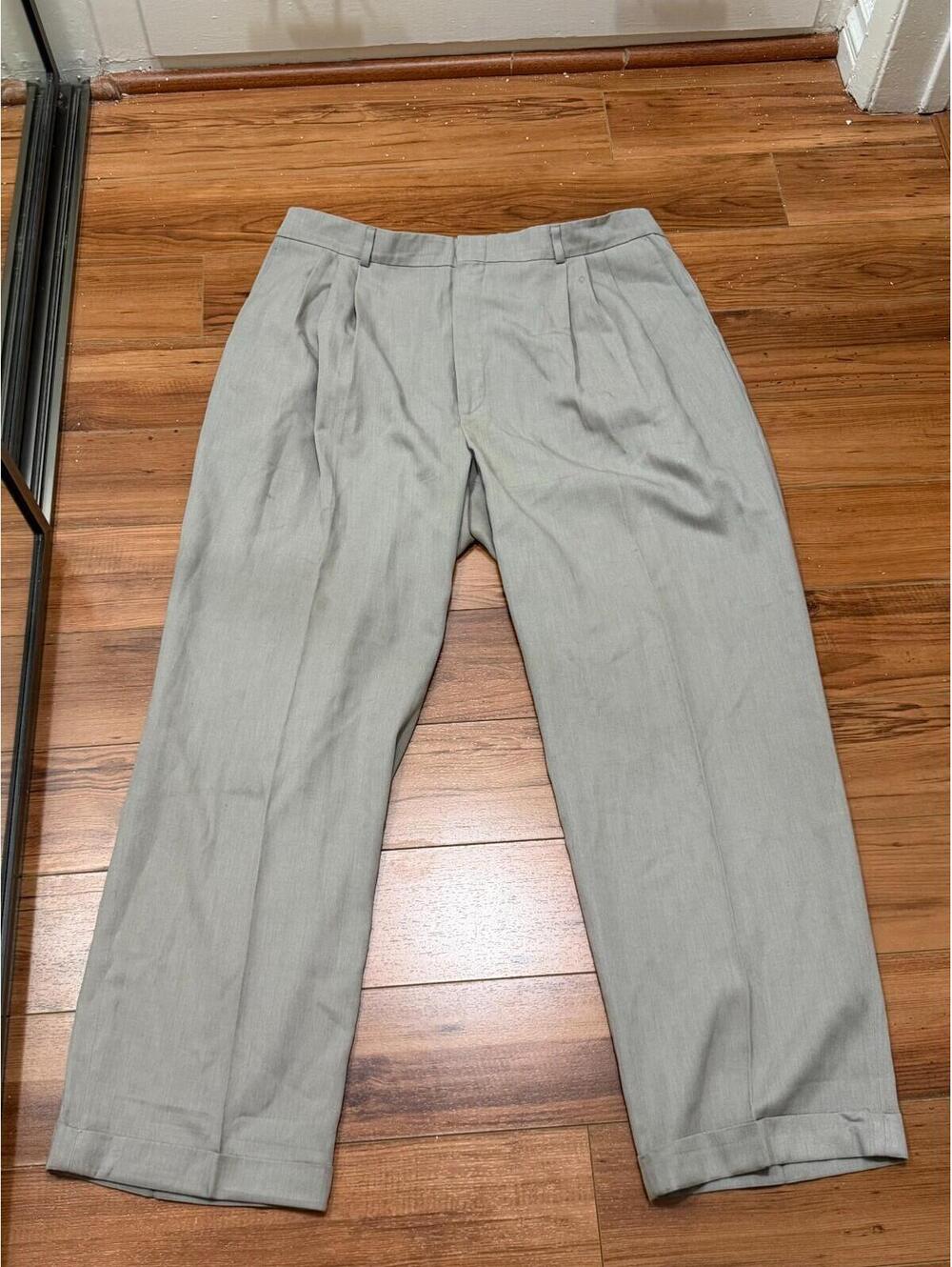 Levi’s Travelers Beige Dress Slacks Pleated Pants Men’s 42x30